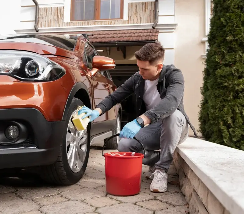 Lavage auto à domicile Charbonnières-les-Vieilles : professionnel intervenant sur un véhicule